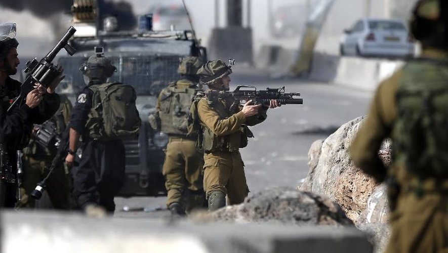 Des forces de sécurité israéliennes lors de heurts près d'un check-point entre Ramallah et Jérusalem, le 14 novembre 2014