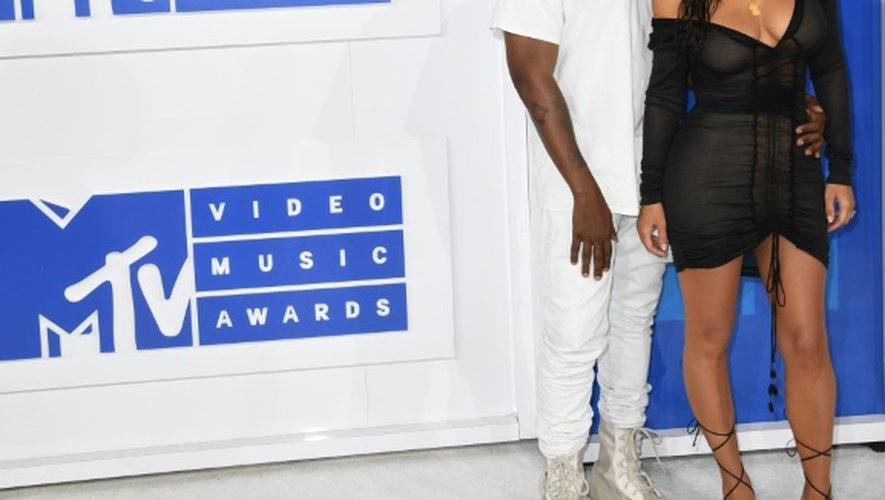 Kim Kardashian et son mari Kanye West arrivent à la cérémonie 2016 MTV Video Music Awards à New York, le 28 août 2016