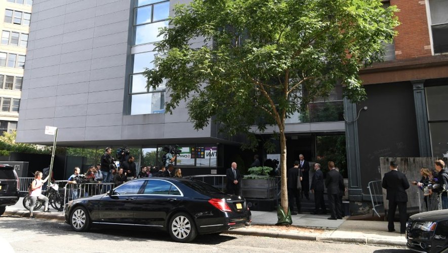 Des médias et des personnels de sécurité devant la maison new-yorkaise de Kim Kardashian et Kanye West, le 3 octobre 2016