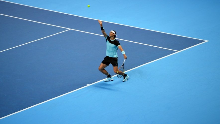 Rafael Nadal au service face à Novak Djokovic en demi-finales du Masters final, le 21 novembre 2015 à Londres