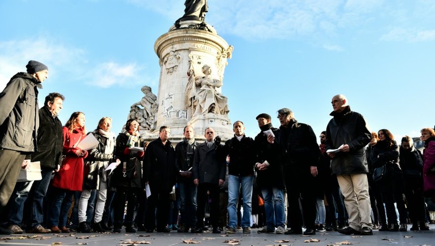 Un choeur allemand chante place de la République en mémoire aux victimes des attaques du 13 novembre, à Paris le 22 novembre 2015
