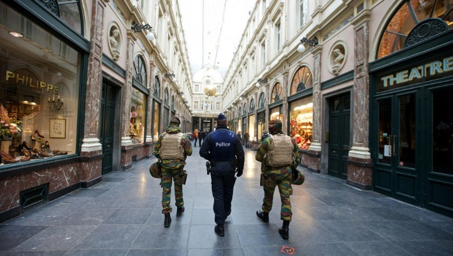 Des troupes belges patrouillent dans les galeries royales de Saint-Hubert à Bruxelles le 22 novembre 2015