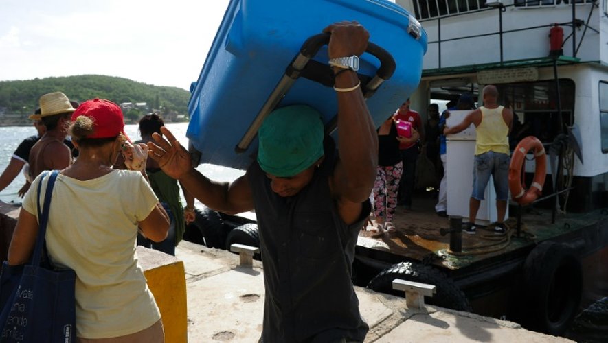 Des habitants de Granna Island évacués à l'approche de l'ouragan Matthew le 2 octobre 2016 à Santiago de Cuba