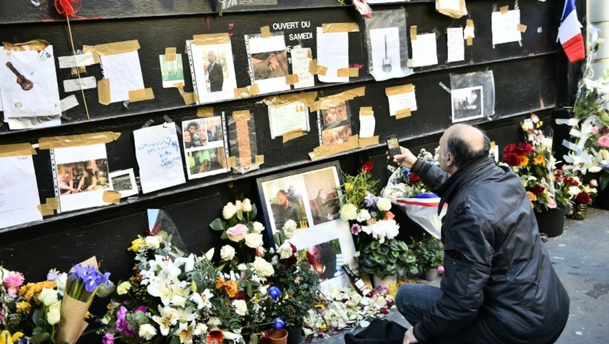 Fleurs, photos et messages écrits le 22 novembre 2015 devant le Bataclan à Paris