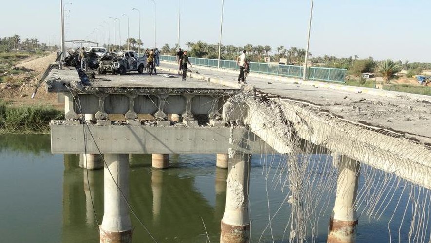 Un pont endommagé à Ramadi, capitale de la province occidentale irakienne d'Al Anbar, suite à un attentat suicide, le 17 septembre 2014