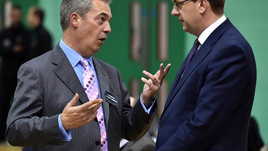 Le leader de l'UKIP, Nigel Farage (à g), s'entretient avec Marck Reckless, le deuxième parlementaire à avoir rallié sa formation, le 21 novembre 2014 à Londres