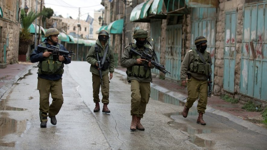 Des soldats israéliens patrouillent près de Beit Hadassah à Hébron le 29 octobre 2015