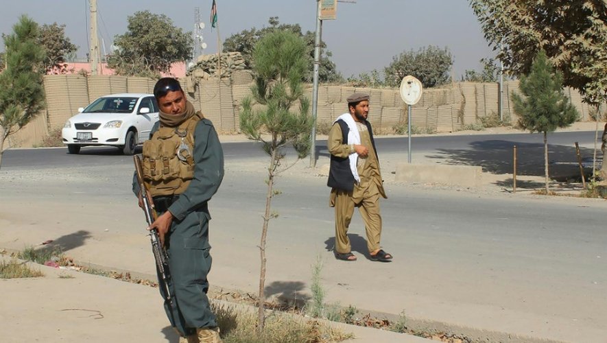 Un policier afghan monte la garde pendant des affrontements entre talibans et forces de sécurité afghanes à Kunduz le 3 octobre 2016
