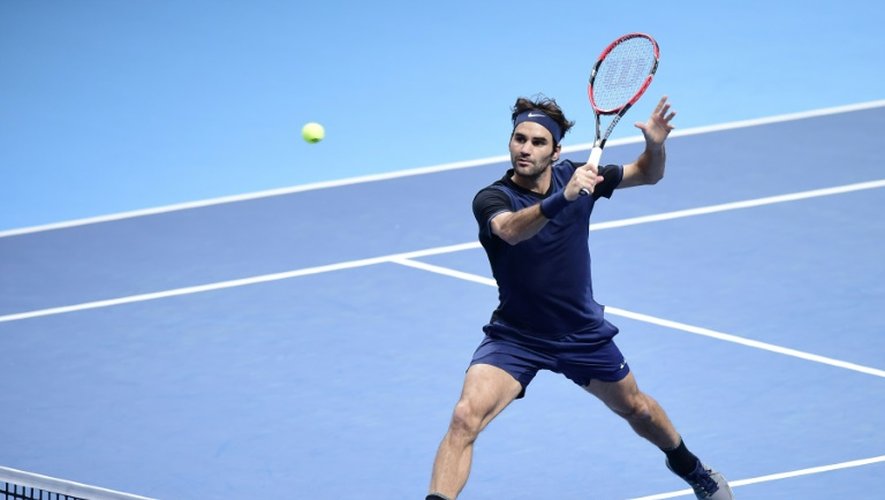 Roger Federer à la volée face à Stan Wawrinka en demi-finale du Masters de fin de saison à londres, le 21 novembre 2015