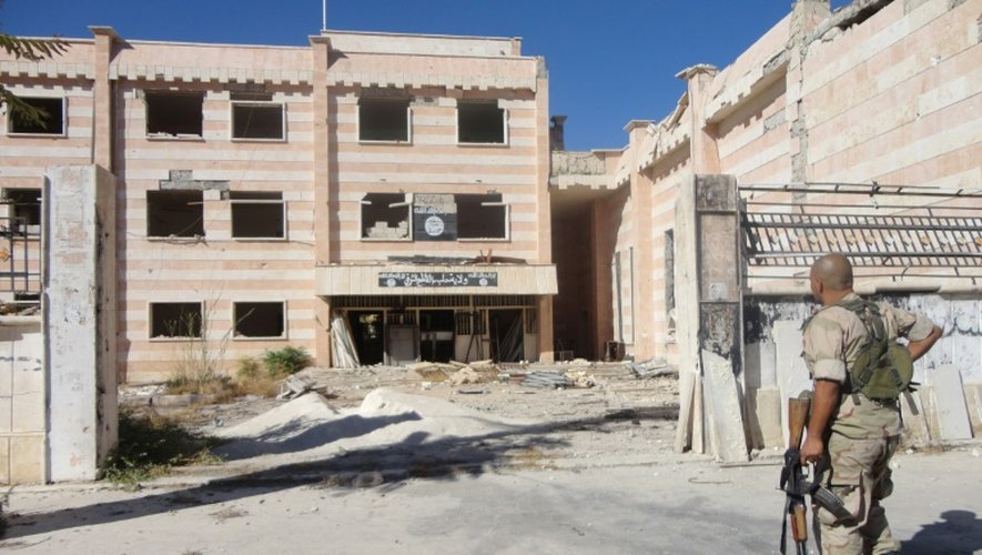 Vue extérieure en date du 25 septembre 2016 d'un ancien hôtel à Minjeb où le groupe EI torturait ses prisonniers