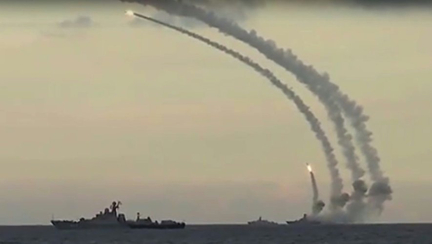 Capture d'écran publiée le 20 novembre 2015 par le ministère russe de la Défense et montrant des tirs de missiles contre le groupe Etat islamique