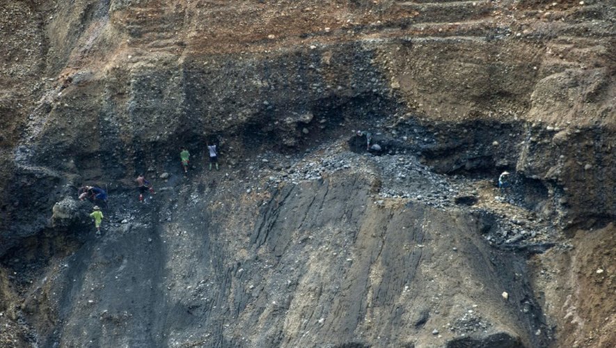Des mineurs illégaux dans une mine de jade le 4 octobre 2015 à Hpakant en Birmanie