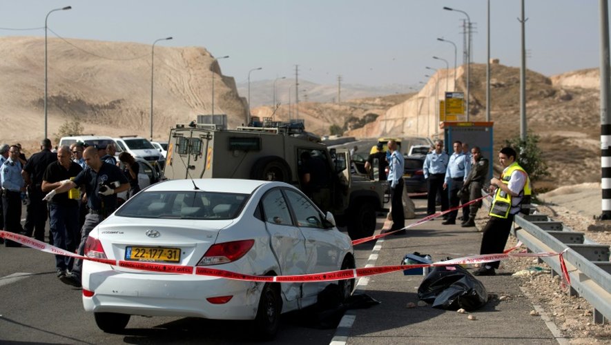 Un policier israélien devant un cadavre recouvert d'un Palestinien qui a tenté de mener une attaque avant d'être tué en Cisjordanie le 22 novembre 2015