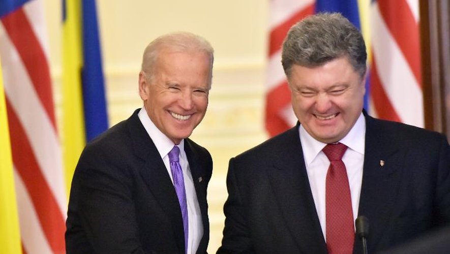 Le vice-président américain Joe Biden et le président ukrainien Petro Porochenko (d), le 21 novembre 2014 à Kiev