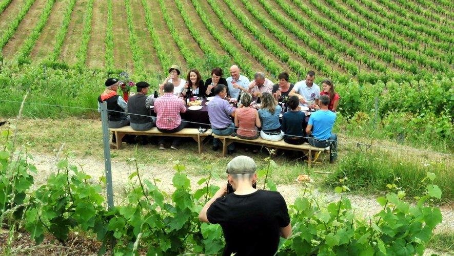 Un moment de convivialité partagée par les viticulteurs dans les vignes de Marcillac