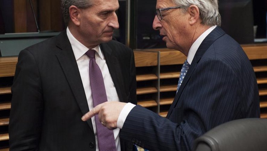 Le président de la Commission européenne Jean-Claude Junckers (d) parle avec le commissaire allemand Gunther Oettinger (g) le 5 novembre 2014 à Bruxelles