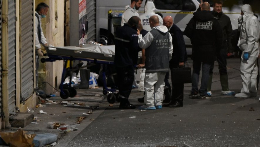 Le corps d'un homme tué pendant l'assaut contre les jihadistes retranchés dans un immeuble, évacué le 18 novembre 2015 à Saint-Denis