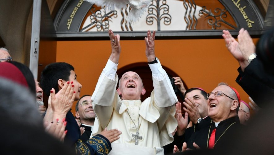 Le Pape François libère une colombe comme symbole de la paix dans l'église catholique St Simon Bar Sabbae à Tbilissi le 30 septembre 2016