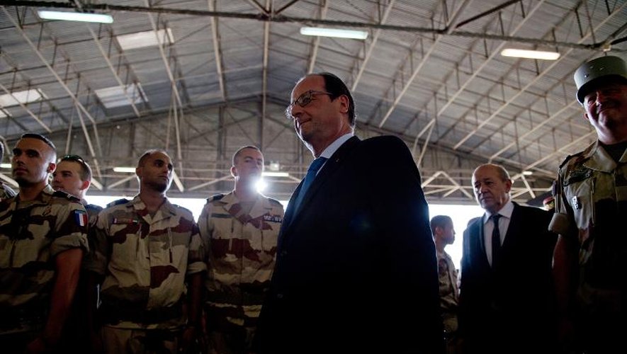 Le président Hollande à la base militaire française du camp Kosseï, le 19 juillet 2014 à N'Djamena, au Tchad