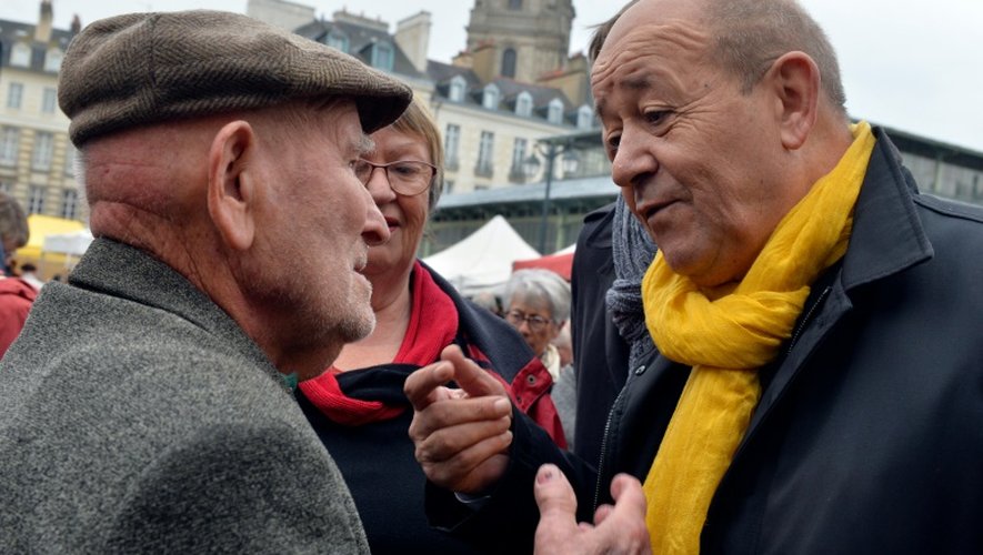 Jean-Yves Le Drian en campagne sur un marché le 24 octobre 2015 à Rennes