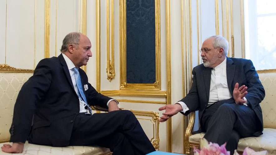 Le ministre iranien des Affaires étrangères Mohammad Javad Zarif s'entretient avec son homologue français Laurent Fabius, le 21 novembre 2014, au Palais Coburg à Vienne