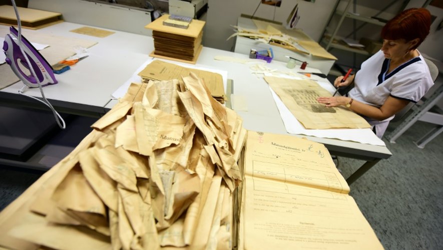 Monika Szabo, employée aux Archives de Budapest, travaille sur un document relatif à la déportation des juifs datant de 1944, le 12 novembre 2015 à Budapest