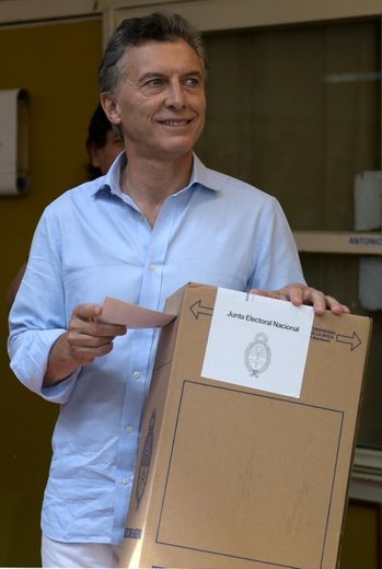 Le maire de Buenos Aires et candidat au second tour de la présidentielle Mauricio Macri vote le 22 novembre 2015 à Buenos Aires