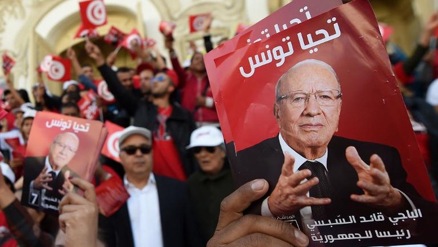 Des partisans de l'ex-Premier ministre tunisien Béji Caïd Essebsi rassemblés sur l'avenue Bourguiba à Tunis, le 21 novembre 2014