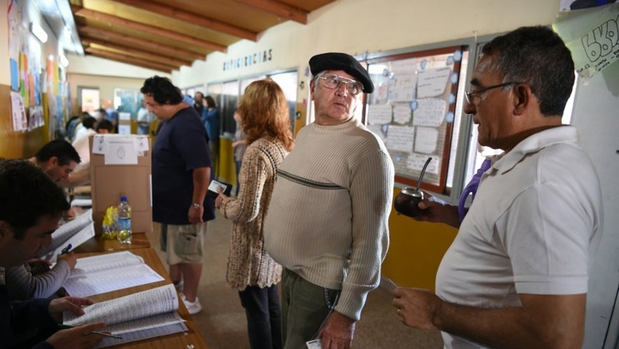 Des Argentins font la queue pour voter au second tour de la présidentielle le 22 novembre à Buenos Aires