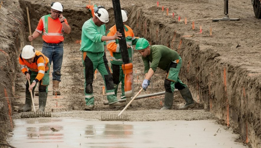 Des ouvriers s'activent sur le chantier du mur de Calais, le 20 septembre 2016