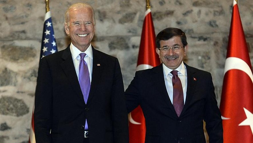 Le vice-président américain Joe Biden (g) et le président turc Ahmet Davutoglu, le 21 novembre 2014 à Istanbul