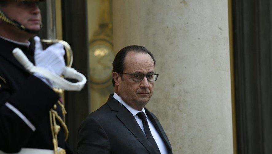 Le président Francois Hollande sur le perrron de l'Elusée le 20 novembre 2015 à Paris