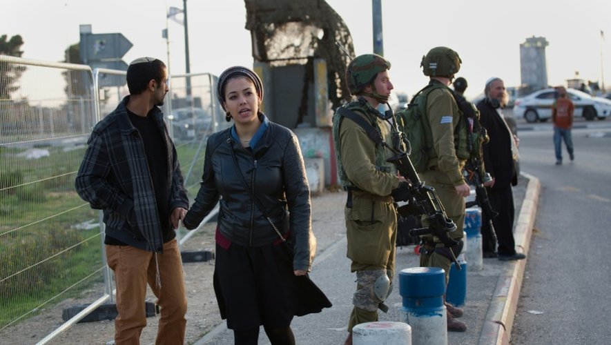 Des soldats israéliens à une station de bus où un attaquant palestinien a tué une Israélienne, en Cisjordanie, le 22 novembre 2015