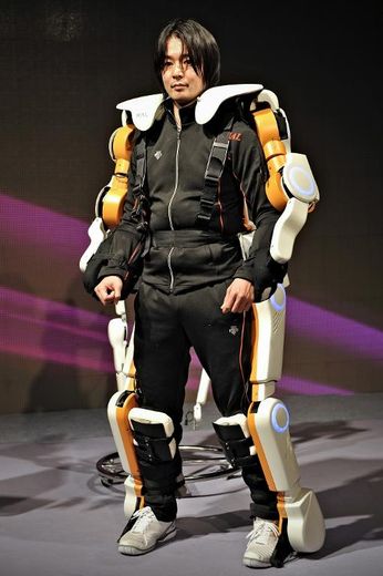 Un homme fait une démonstration avec un exosquelette robotisé sur la pavillon du Japon à l'Exposition Universelle de Shanghaï le 18 mai 2010