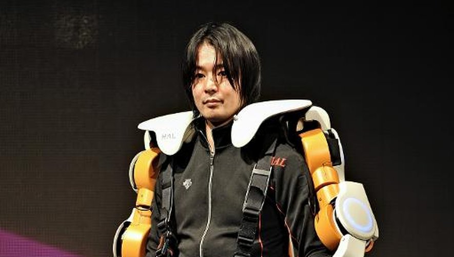 Un homme fait une démonstration avec un exosquelette robotisé sur la pavillon du Japon à l'Exposition Universelle de Shanghaï le 18 mai 2010