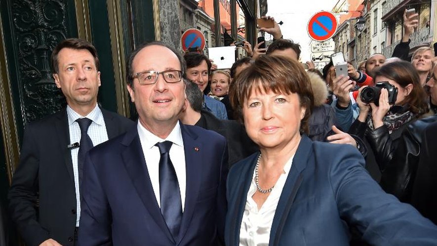 Le président François Hollande et Martine Aubry, maire de Lille, arrive pour un déjeuner à la pâtisserie Meert, le 22 novembre 2014 à Lille