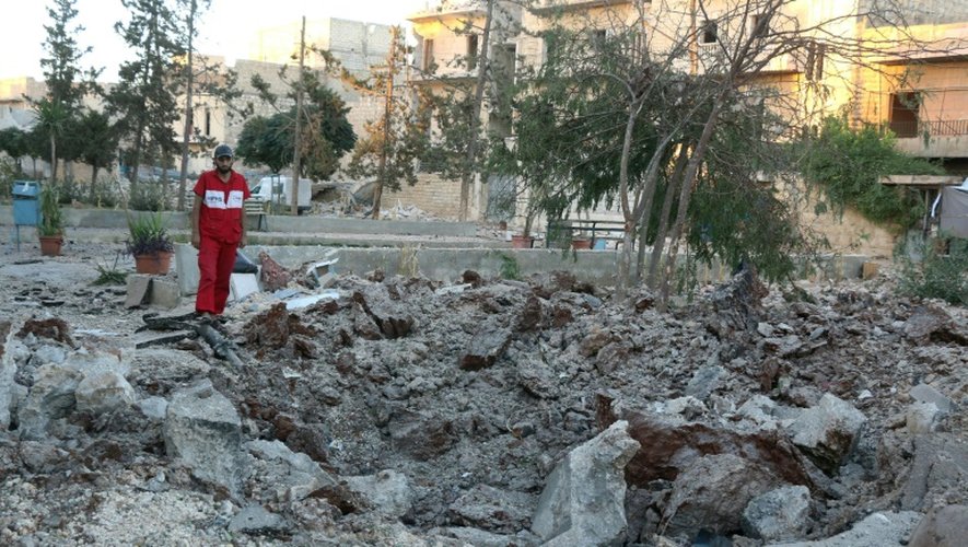 Les ruines d'une unité médicale après un bombardement aérien mené sur un quartier contrôlé par les  rebelles, près d'Alep, le 1er octobre 2016