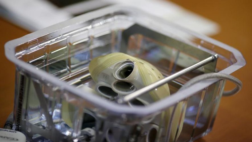 Un coeur artificiel développé par l'entreprise française Carmat présenté à l'hôpital Georges Pompidou de Paris le 21 décembre 2013
