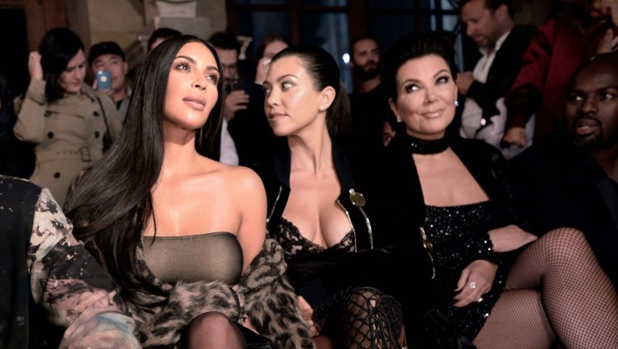 De gauche: KIm Kardashian, Kourtney Kardashian et leur mère Kris Jenner lors d'un défilé à Paris, le 29 septembre 2016