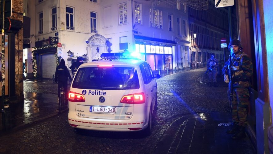 La police belge sécurise un quartier à côté de la Grand Place à Bruxelles, le 22 novembre 2015