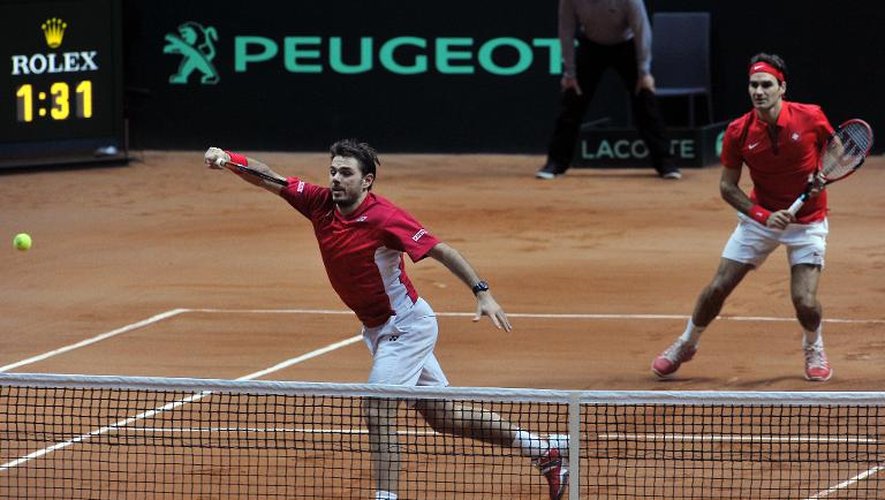 Les Suisses Stan Wawrinka et Roger Federer lors du double remporté face aux Français Richard Gasquet et Julien Benneteau, en finale de la Coupe Davis, le 22 novembre 2014 à Villeneuve d'Ascq