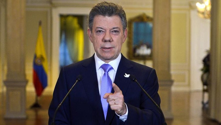 Photo fournie par la présidence colombienne montrant le président Juan Manuel Santos lors d'une allocution télévisée, le 17 novembre 2014 à Bogota