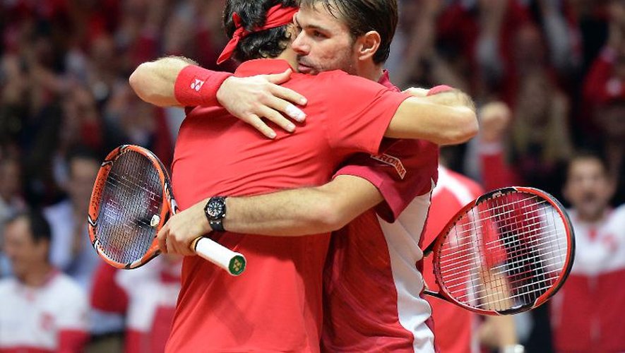 Les Suisses Roger Federer et Stan Wawrinka se congratulent après leur victoire en double contre les Français Richard Gasquet et Julien Benneteau, en finale de la Coupe Davis, le 22 novembre 2014 à Villeneuve d'Ascq