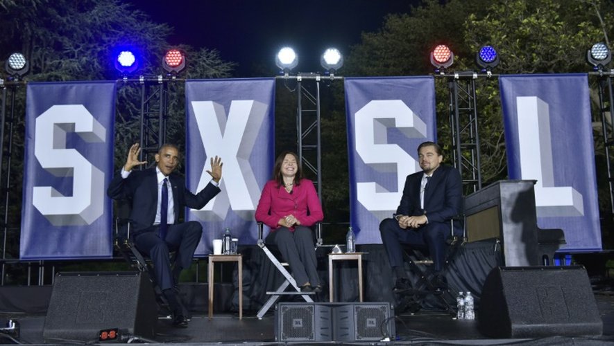 A gauche, le président américain B. Obama, au centre la climatolgue K. Hayhoe et l'acteur L. DiCaprio, lors de leur discussion dans le cadre du festival "South by South Lawn" dans les jardins de la Maison Blanche, le 3 octobre 2016 à Washington.
