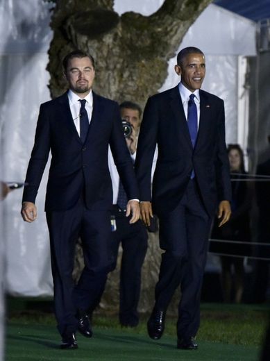 A gauche l'acteur Leonardo DiCaprio et le président américain Barack Obama, arrivent au festival "South by South Lawn" dans les jardins de la Maison Blanche, le 3 octobre 2016 à Washington.