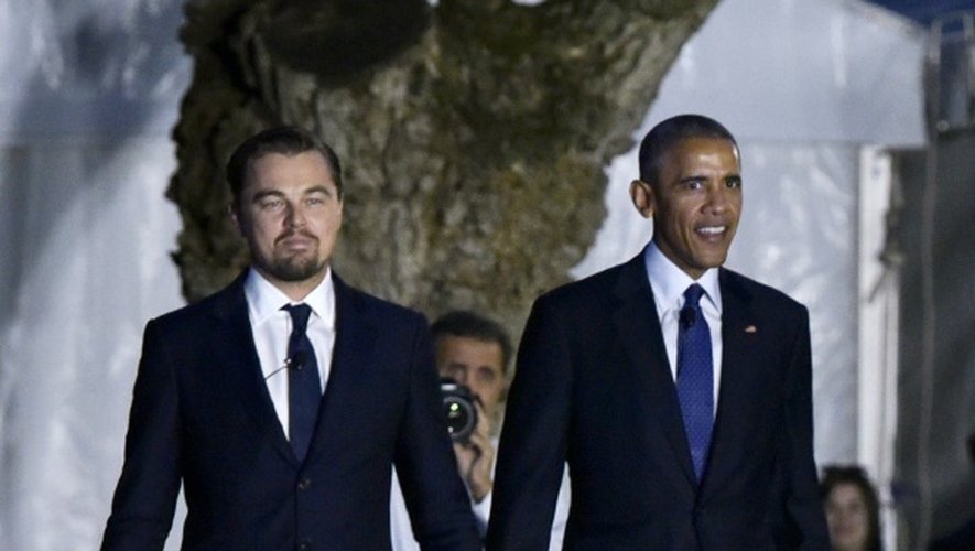 A gauche l'acteur Leonardo DiCaprio et le président américain Barack Obama, arrivent au festival "South by South Lawn" dans les jardins de la Maison Blanche, le 3 octobre 2016 à Washington.