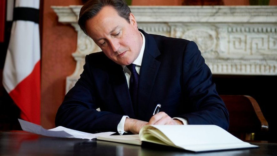 Le Premier ministre David Cameron signe le registre de condoléances le 17 novembre 2015 à l'ambassade de France à Londres