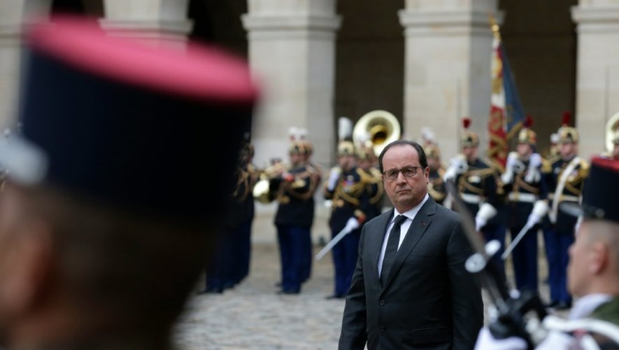 François Hollande lors d'une cérémonie dans la cour des Invalides le 19 novembre 2015 à Paris, six jours après les attaques terroristes