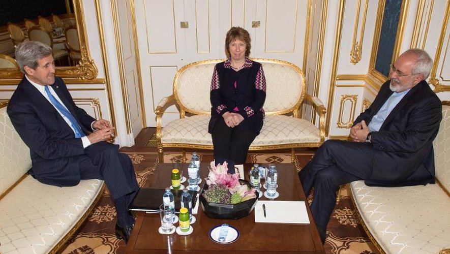 Réunion entre le secrétaire d'Etat américain John Kerry (g), la représentante de l'UE, Catherine Ashton et le ministre iranien des Affaires étrangères, Mohammad Javad Zarif, le 22 novembre 2014 à Vienne, lors des négociations sur le nucléaire iranien
