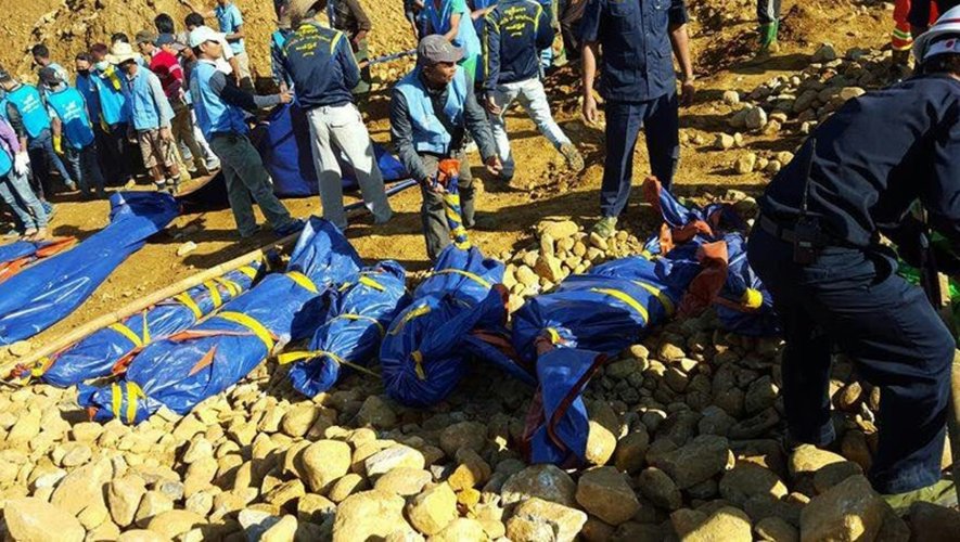 Des corps de mineurs ont été retrouvés le 22 novembre 2015 ensevelis dans un glissement de terrain qui a eu lieu la veille dans une mine de jade de la région de Hpakant, dans le nord de la Birmanie